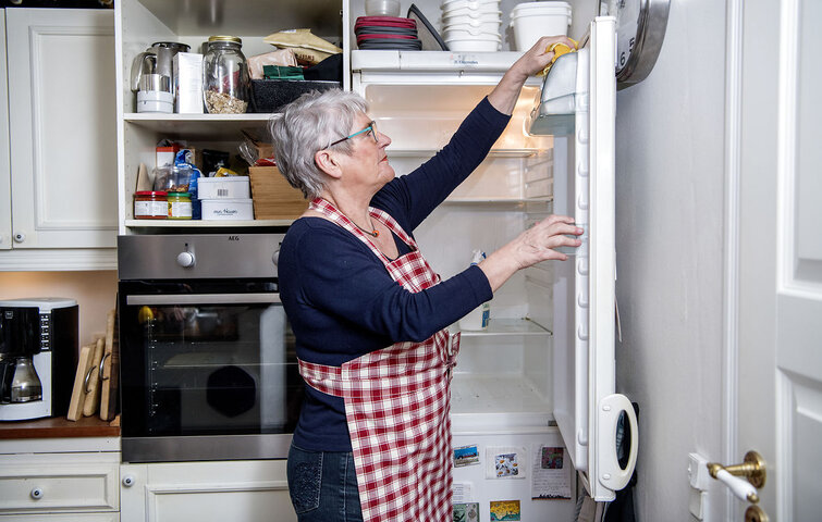 Rengøringsekspert gør køleskabet rent