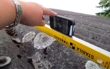 Måling af taghældning med en smartphone med app.