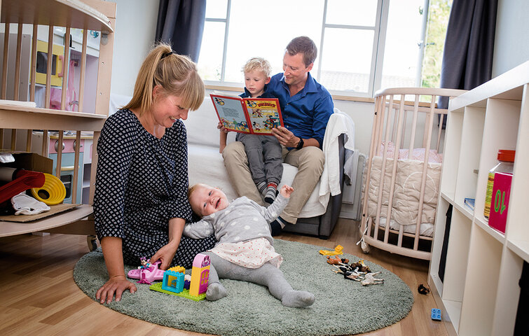 Indeklima-familie Familien med to voksne, Oskar på 4 år og Vilja på 1 år, på børneværelset.