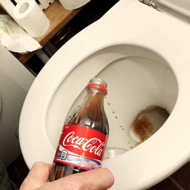 Hvordan fjerner man de gule streger i toilettet? Det er ikke en god idé at bruge cola til at fjerne rust eller de gule streger i toilettet. Brug i stedet fx eddikesyre.