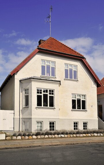 Villa med hvid ydervæg og rødt tegltag Villa med hvid ydervæg og rødt tegltag