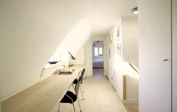 Arbejdsplads er placeret lige op til skråvindue