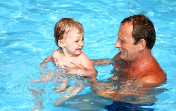 bedstefar og barnebarn i swimmingpool