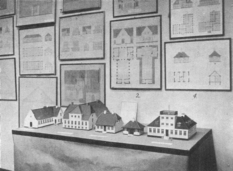 Tegninger og modeller af huse fra et af Bedre Byggeskiks bygmesterkurser. Tegninger og modeller af huse fra et af Bedre Byggeskiks bygmesterkurser.