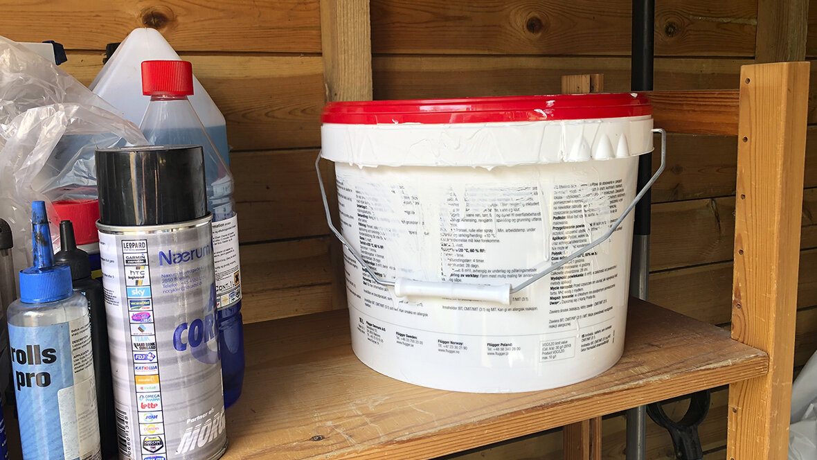 Maling i malerbøtte i skur og på loft