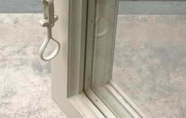 Detalje fra vindue, der er malet med plastalkydmaling. Detalje fra vindue, der er malet med plastakrylmaling.