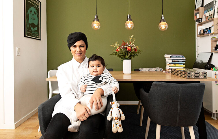 Natasha Al-Hariri med den ene af sine sønner i sin lejlighed i Valby
