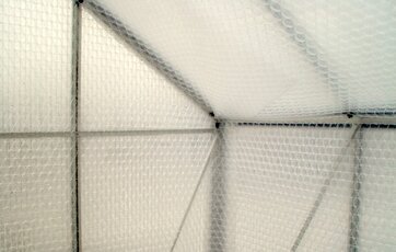 I drivhuset er der opsat bobleplast på indersiden af drivhusets glas.