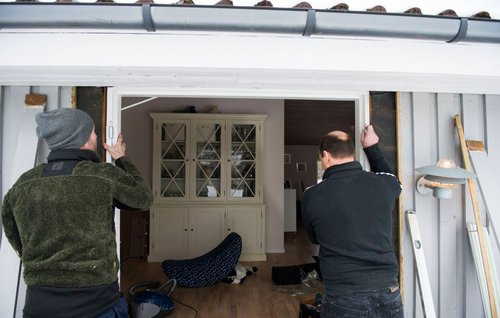 dørkarm holdes op mod hul i væg/mur