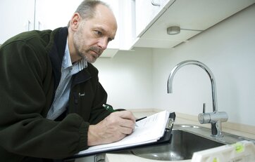 Hvordan sender du en klage til Byggeriets Ankenævn?