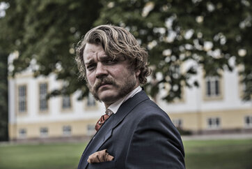 didrik fra tv-serien 1864 foran gods