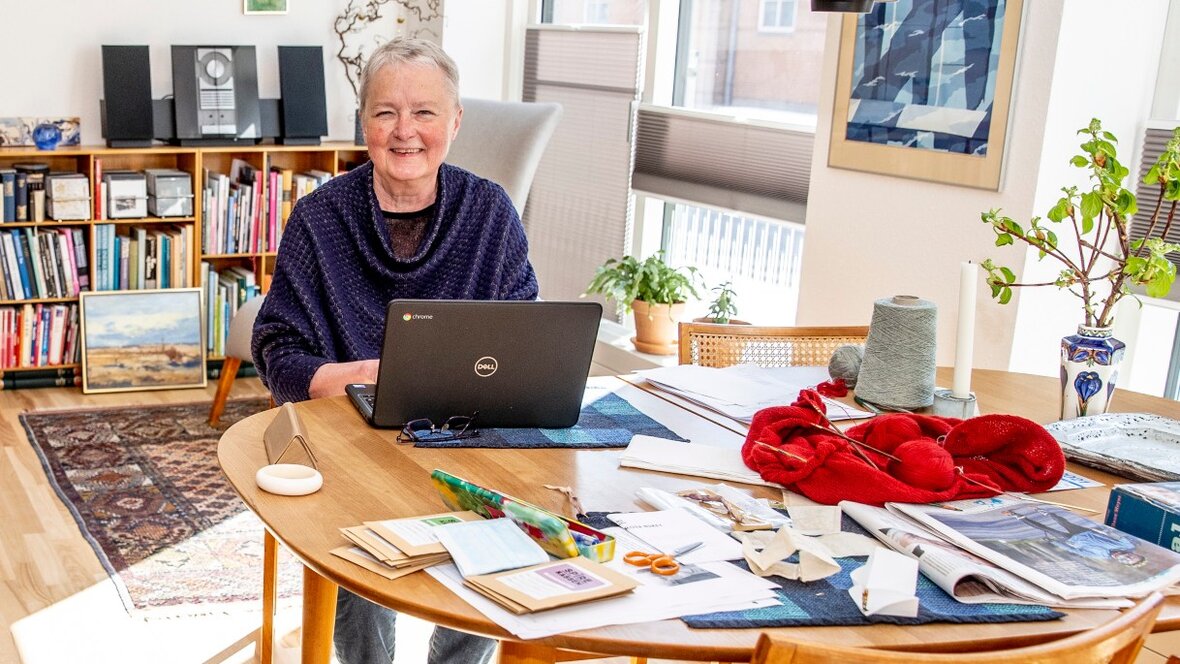Kvinde sidder ved computeren