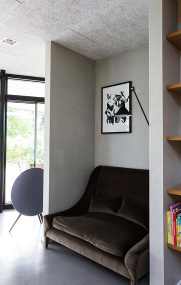 Sofa placeret i en niche tæt på køkkenet