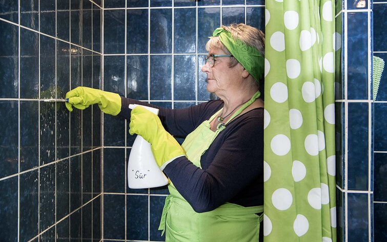 fru grøn rengøringsekspert uden kemikalier