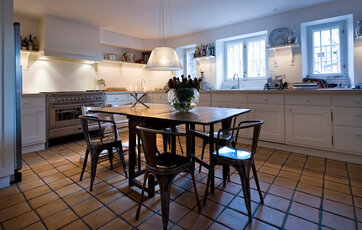 Snedkerkøkkenet passer utrolig godt med resten af byhusets stil.
Foto: Jesper Ray