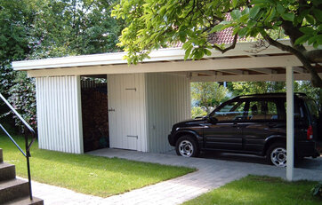 Hvidmalet carport i træ