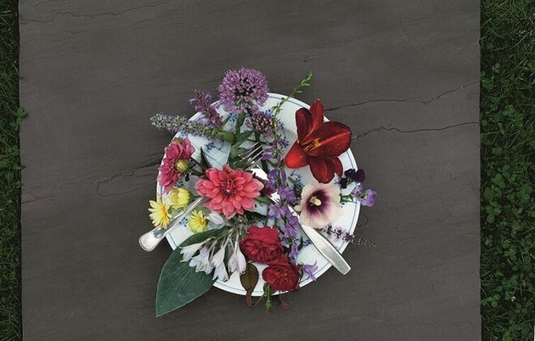 Spiselige blomster fx prydløg, stokrose, rose, hosta og dahlia georgine