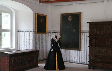 Fruerstuen 2, Gammel Estrup Fruerstuen med gamle malerier, kiste, skænk og kjole