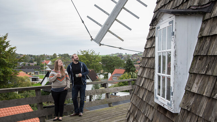par står på vindmølle - segalt mølle, som de ejer