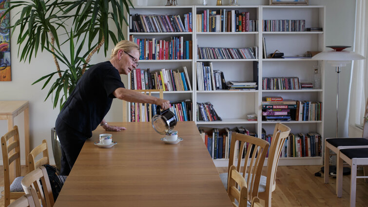 Berit hælder kaffe op