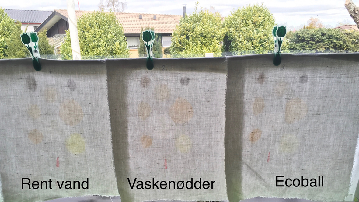 Pletter på et stykke stof vasket med rent vand, vaskenødder og Ecoegg.