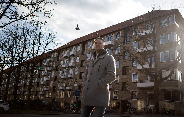 Christoffer Volf foran lejlighedskomplekset, hvor hans andelslejlighed lå.