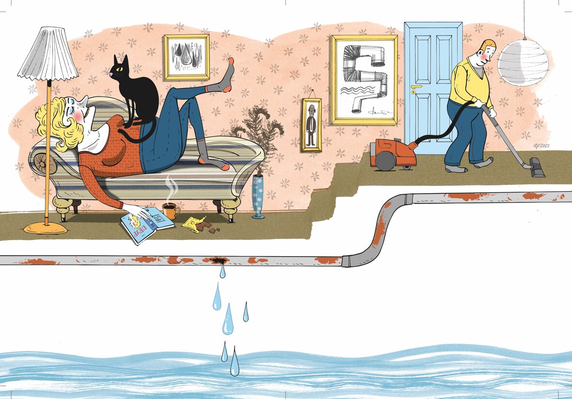 Tegning viser kvinde ligge og slappe af i sofa, mens mand støvsuger. Skjult under dem drypper et vandrør ned i en hel sø af vand.