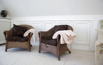 fodpaneler med sofaer i forgrunder