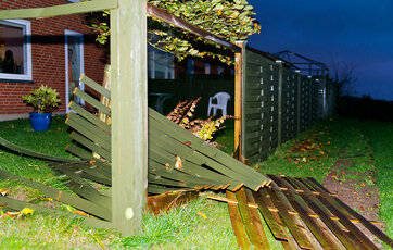 væltet hegn Ødelagt hegn eller stakit efter storm