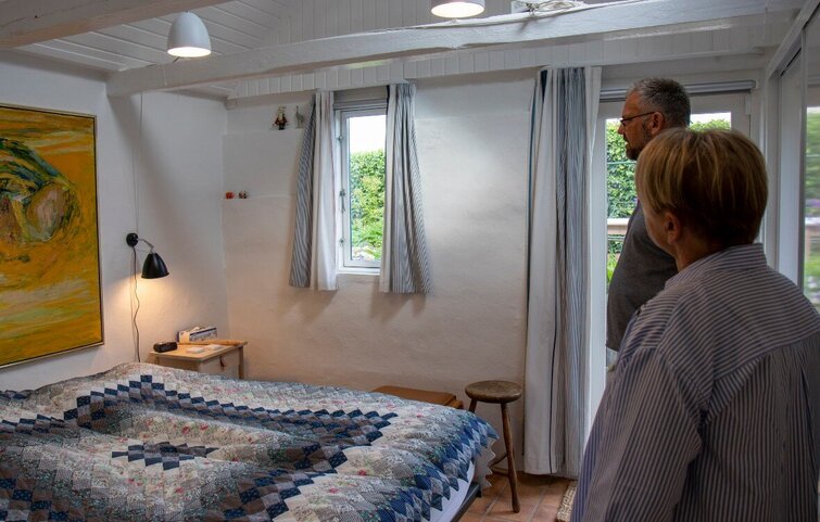 Torben og Charlotte viser soveværelset frem