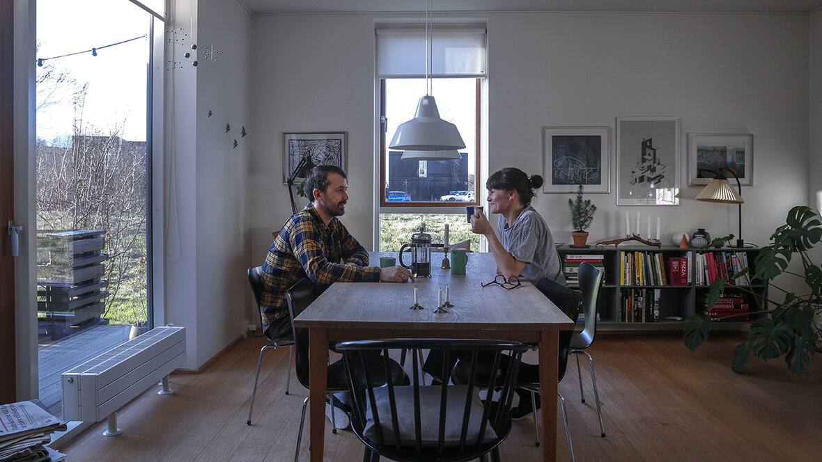 Rikke og Sune Bencke drikker kaffe i stuen