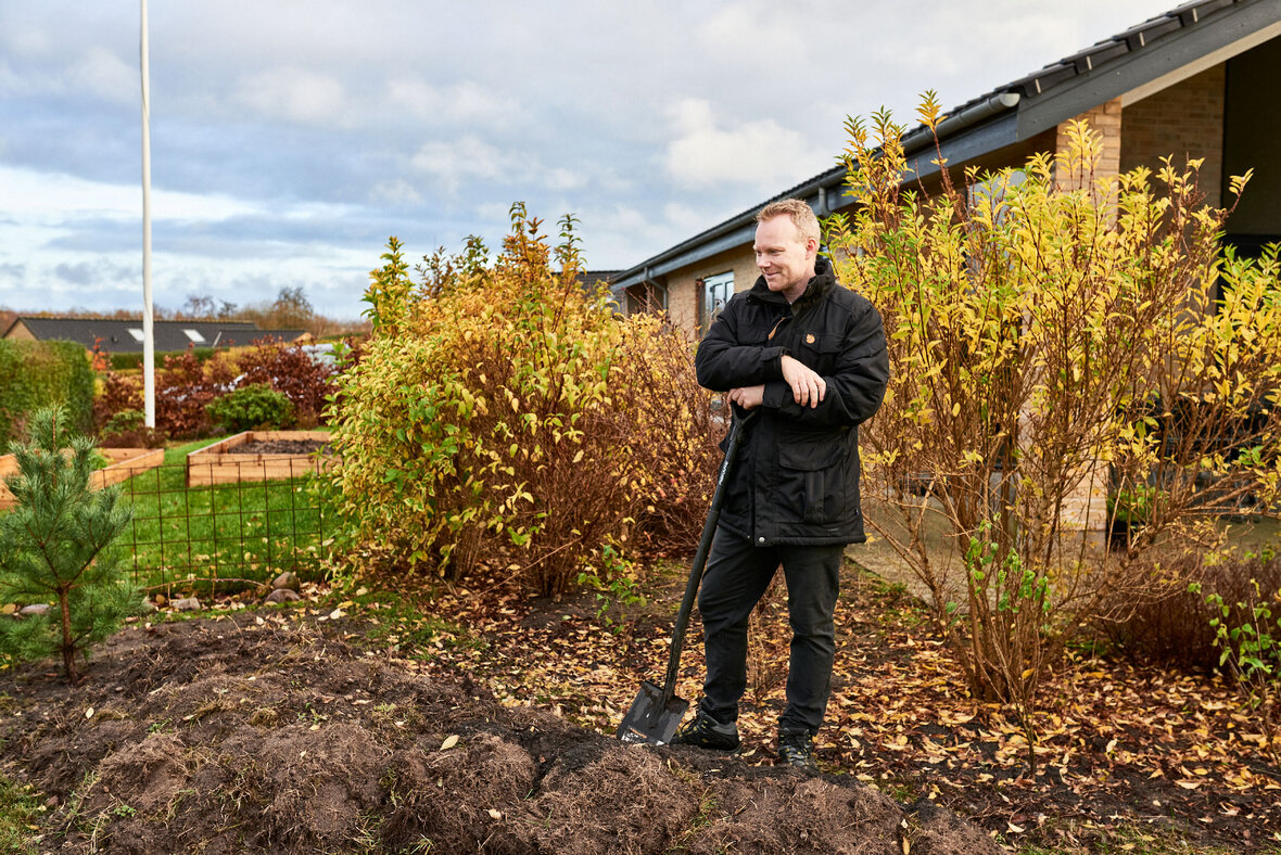 Anders Berninger i sin parcelhushave, som han er i gang med at gøre mere vild