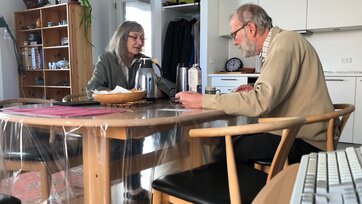 Marianne og Steen ved spisebordet