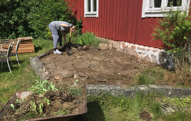 Mette og Ødegård Mette laver havearbejde på ødegården i sverige.