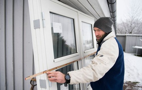 Terrassedør måles med tommestok