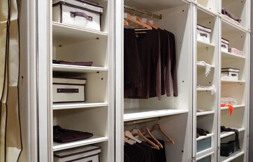 walk_in_closet_02 praktisk opbevaring i walk-in closet
