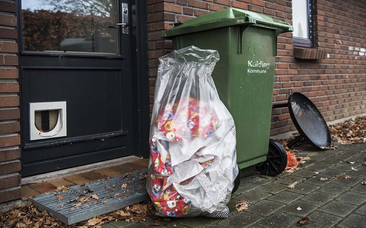 gavepapir skrald julegaver affaldssæk ekstra skraldesæk med affald ved siden af skraldespan