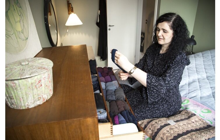 Heidi Laura folder strømper og lægger dem i skuffe i kommode