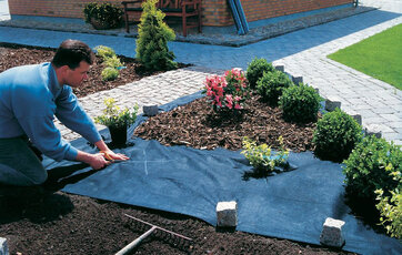 Minimer mængden af ukrudt ved at lægge en ukrudtsdug eller fibertex under fliser, perlesten og andre belægninger.
Foto: Fibertex Home & Garden