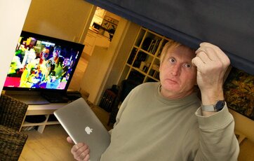 Stil værdifulde ting, så tyven ikke kan se dem udefra og træk gardinerne fra - nedrullede gardiner signalerer, at der ikke er nogen hjemme.