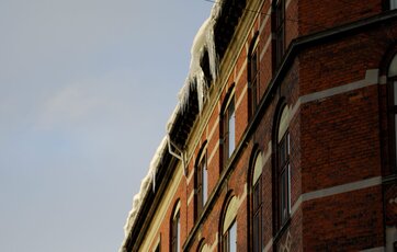 Sidder istapperne højt, er den nemmeste måde at fjerne dem ved at rage dem ned med en kost fra et vindue på øverste etage. Foto: Dea Lindegaard
