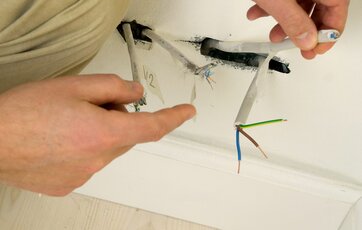 Det er en god ide at tjekke, at der ikke er skader på ledninger og el-installationer.