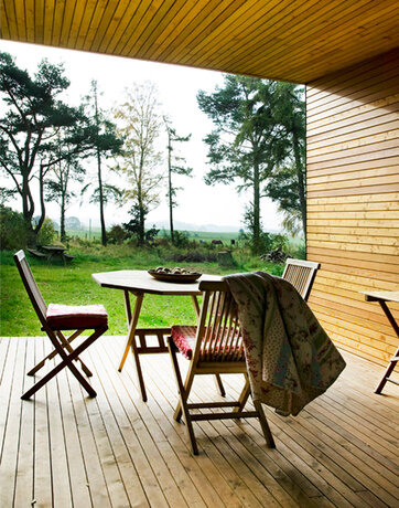 Fra den overdækkende terrasse nyder Mette og Jens Hilden deres vedligeholdelsesfrie have og udsigten over markerne.
Foto: Lene K.
