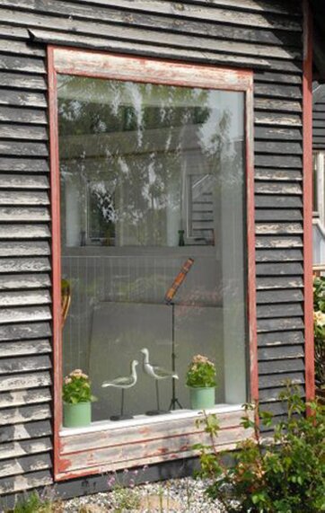 Slidt sort træfacade