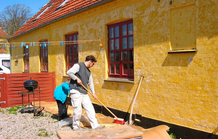 Vedligeholdelse af pudset facade.