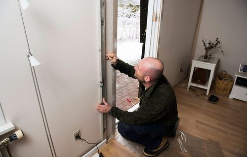 loddebræt holdes lodret og streg tegnes med blyant