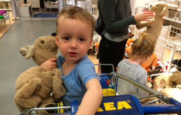 Lille dreng med bamse