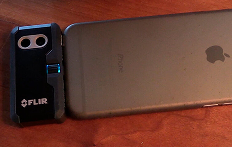 termografering7 Termokameraet Flir One Pro sidder i en iPhone