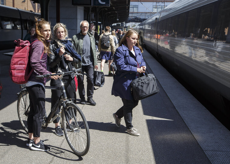 Pendlere Ung pendler tager cyklen med toget