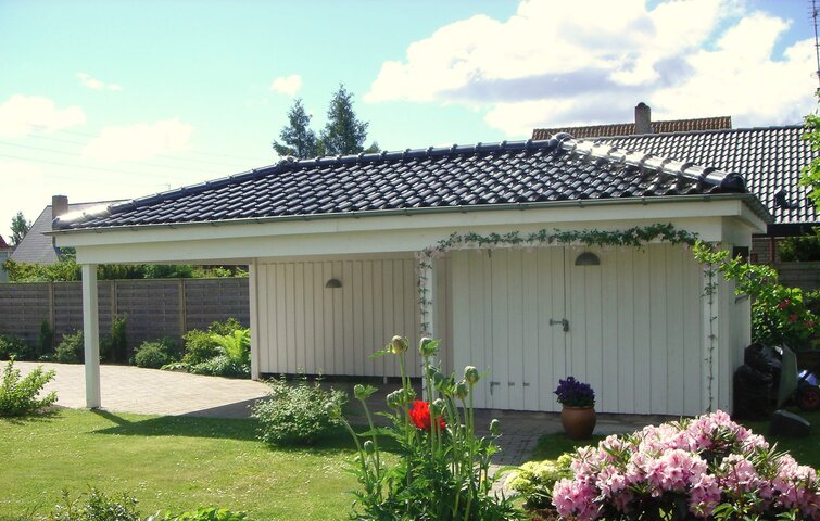 Carport, med tilhørende lukket skur.